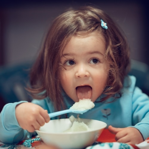 A bowl of creamy porridge, a potential IBS-friendly breakfast choice for kids.
